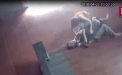 Côn đồ bịt mặt ngang nhiên tấn công chủ quán