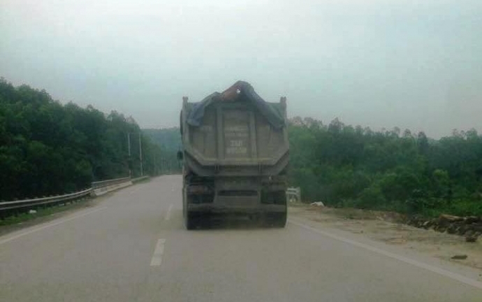 Điều tra vụ tài xế taxi tử vong bên đường với nhiều vết đâm