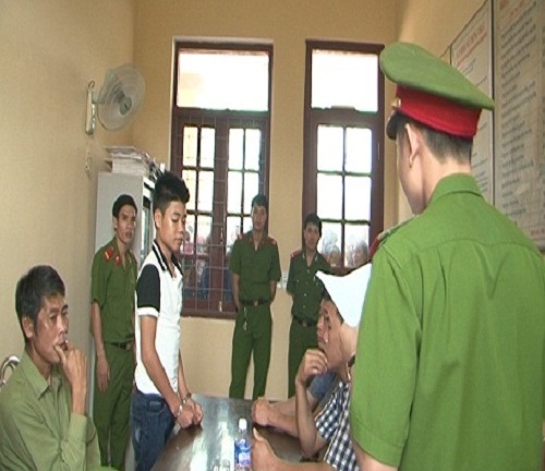 Nam sinh lớp 9 rút dao giết người vì bị chặn đường