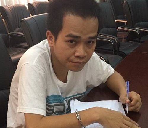 Hàng chục trinh sát ập vào 8 điểm sản xuất bằng cấp giả