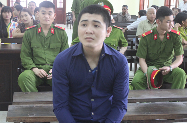 Bị vợ to tiếng, gã trai tẩm xăng đốt chết vợ con trong cơn say