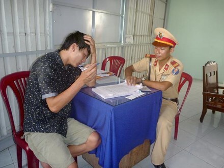 Nam thanh niên đánh võng, ép xe CSGT như phim hành động