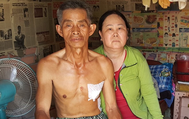 Ông lão giả chết để thoát lưỡi dao hai tên cướp