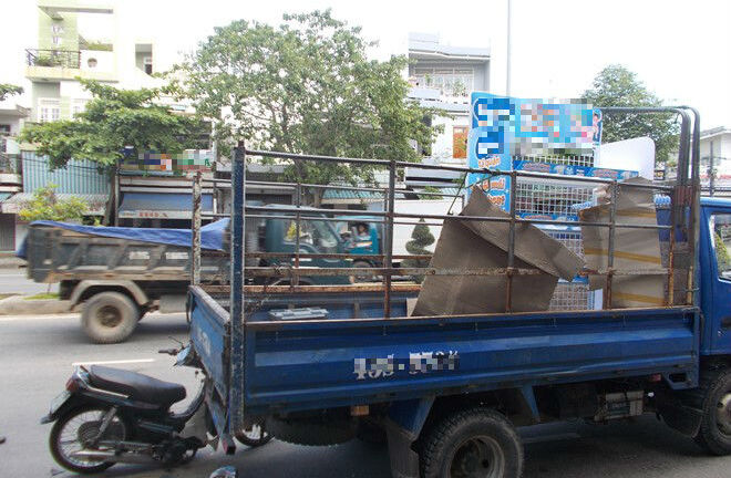 Vô ý đâm vào đuôi xe tải đang dừng có được bồi thường không?