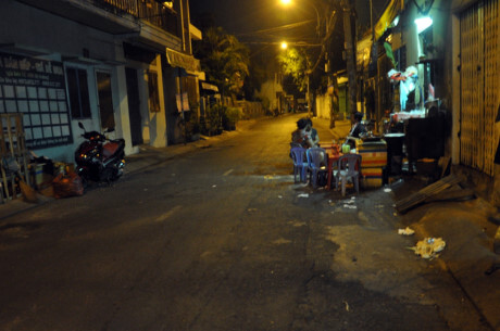 Ngồi ăn ở vỉa hè, thanh niên bị kẻ lạ mặt đâm gục tại chỗ