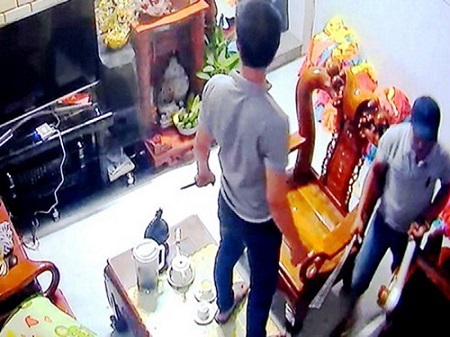 Nhóm thanh niên xông vào nhà chém người ở Sài Gòn