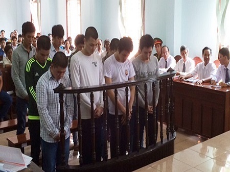 Nhóm chém người vì 