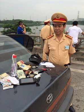 Bị kiểm tra, nhóm thanh niên vứt ma túy khỏi 