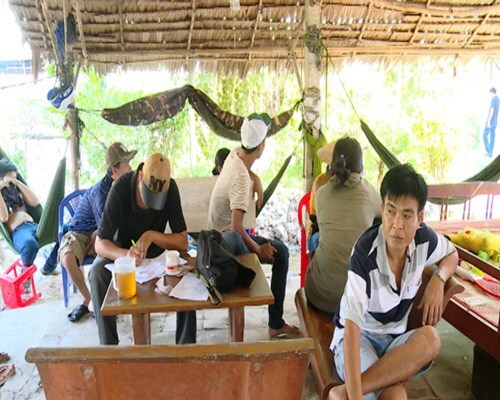 Đột kích sòng bạc quy mô lớn, bắt giữ 19 con bạc