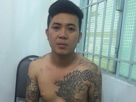 Bắt giang hồ xăm trổ đòi tiền bảo kê quán cà phê