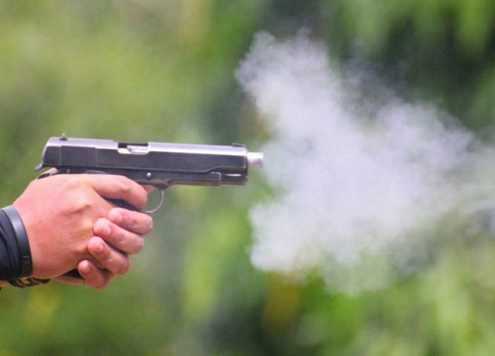 Bị nhân viên quán bar từ chối phục vụ, rút súng bắn thị uy