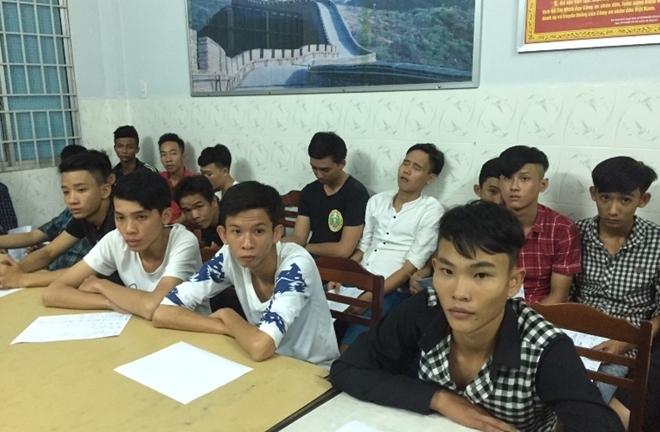 Thiếu niên cầm đầu băng quái xế, thách thức cảnh sát truy đuổi