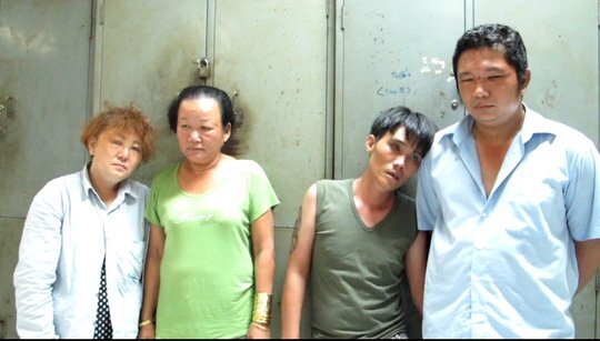 Dàn cảnh, dụ phụ nữ tự lột vàng để... cướp