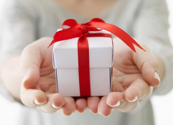 Hàng loạt phụ nữ tiếp tục 