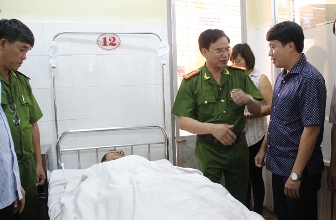 Bắt giữ thanh niên dí roi điện rồi đâm trọng thương Trung úy Công an