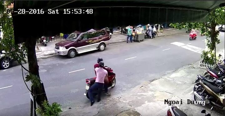 Truy bắt 2 kẻ cướp giật giữa trung tâm Đà Nẵng