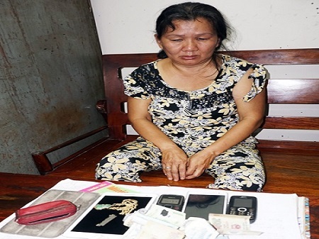 'Nữ quái' rạch túi hàng loạt người trong bệnh viện