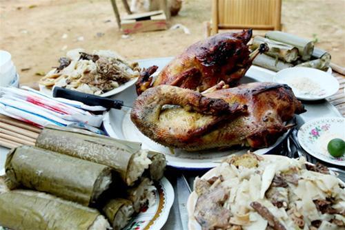 Thưởng thức cơm lam bản Nủa