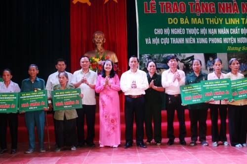 Nhà hảo tâm Mai Thùy Linh chia sẻ khó khăn với người dân nghèo Hà Tĩnh