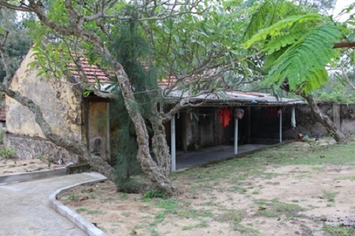 Ngôi đền lưu giữ một số pho tượng cổ bằng đá 