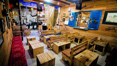 Cận cảnh quán cà phê độc đáo từ vật dụng bỏ đi