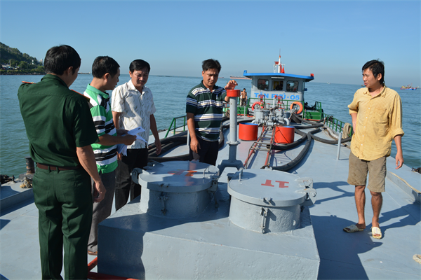 Bắt 2 tàu chở dầu không rõ nguồn gốc trên biển Tây Nam