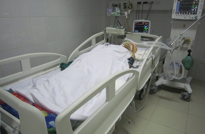 Bị ô tô kéo lê hơn 500m, cô giáo 9x nguy kịch