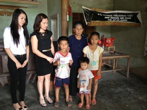 Việt kiều Lào tặng 10 triệu đồng cho 3 chị em mồ côi ở Hà Tĩnh