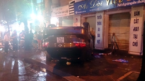 Ô tô gây tai nạn kinh hoàng giờ tan tầm ở HN