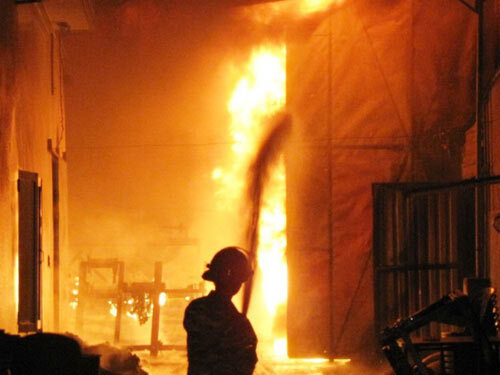 Gia chủ nướng bánh gây cháy nhà