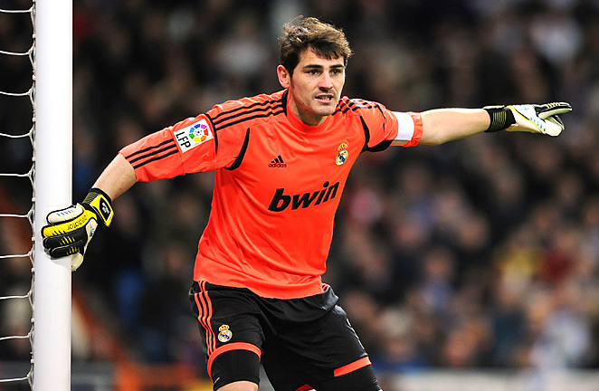Casillas ngồi dự bị vì phong độ và ... lùn?