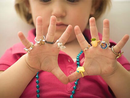 Dễ gặp đại họa vì cho con đeo trang sức