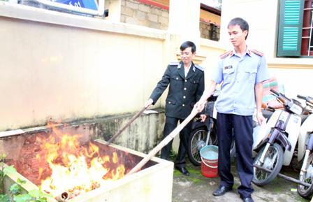 Tiêu hủy tang vật 17 vụ án hình sự