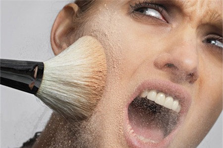 Mất điểm nơi công sở vì làm đẹp