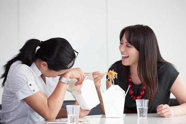 Đóng quỹ ăn vặt nơi công sở: Văn hóa hay thảm họa?