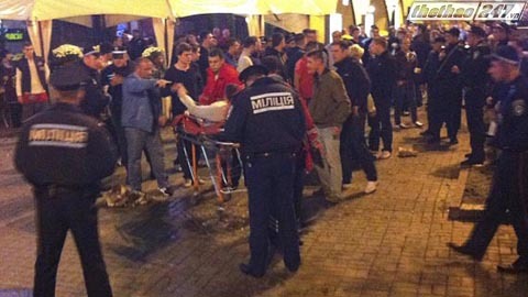 Fan Ukraine dùng dao đuổi đánh CĐV Anh