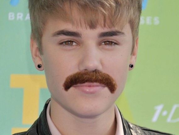 Ngắm Justin Bieber lạ lẫm với... ria mép