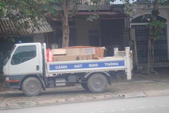 Dân chống bão, quan ăn nhậu