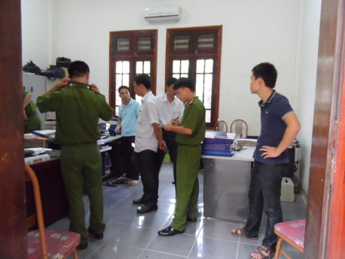 Xông vào trụ sở UBND, bắn 4 người trọng thương