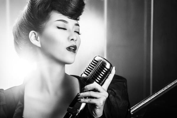Đinh Hương đẹp cổ điển với tông đen trắng trong album mới