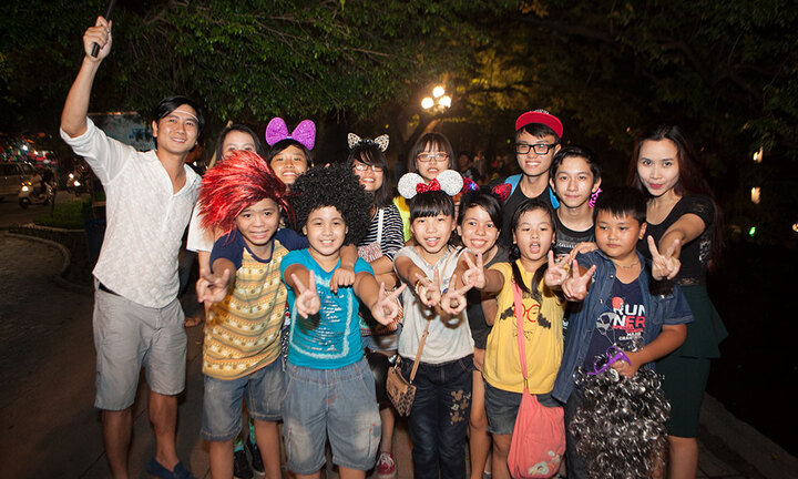 Vợ chồng Lưu Hương Giang đưa Quang Anh đi chơi Trung Thu