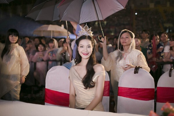 Hoa hậu Thùy Dung bức xúc vì bị 'phân biệt đối xử' với 'trai đẹp'