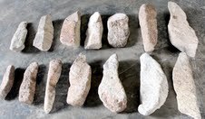 Nghi những viên đá lạ là đàn đá