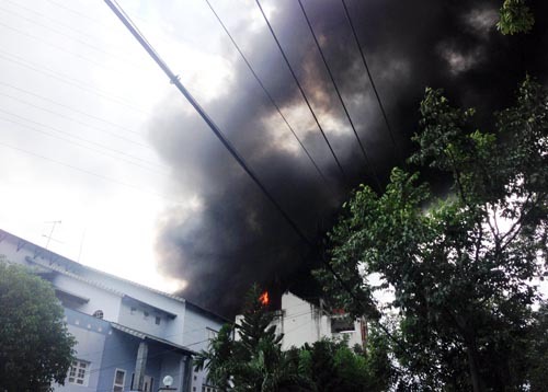 Cháy công ty nhựa, hai người bị thương