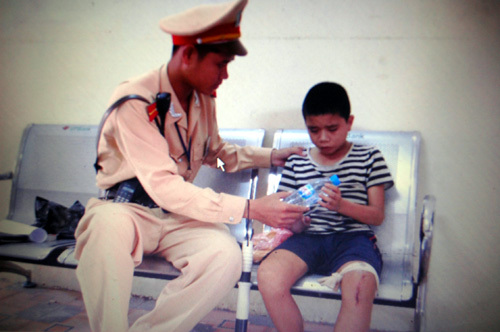 CSGT Hà Nội cứu đứa trẻ 