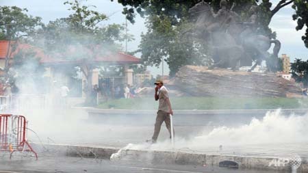 Cảnh sát Campuchia dùng hơi cay giải tán đám đông biểu tình