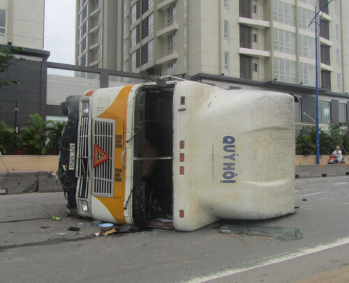 Đang được cứu hộ, xe đầu kéo bốc cháy