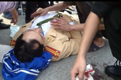 Thạc sĩ say rượu, hung hăng đánh Cảnh sát giao thông