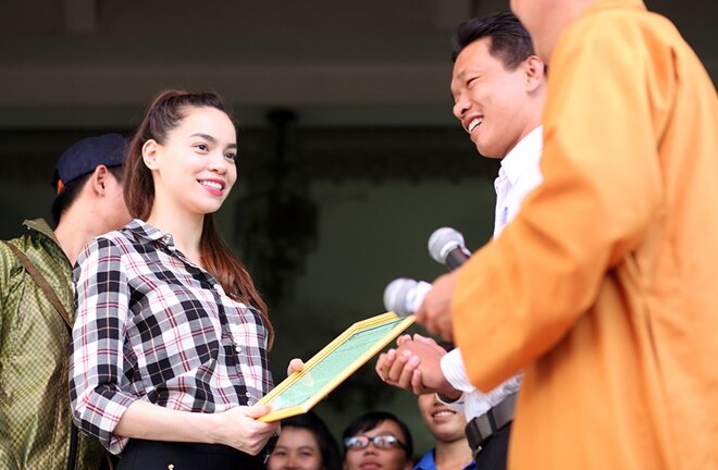 Hà Hồ mặt mộc xinh đẹp đi trao quà Trung thu