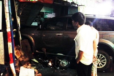 Ô tô 7 chỗ cuốn xe tay ga vào gầm lao vào nhà dân, một người thiệt mạng
